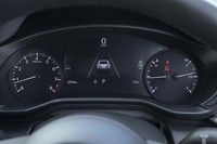 中央部分の表示を速度計から運転支援システムに切り替えた状態。