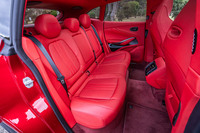 リアの居住性は申し分なく、足元にも頭上に十分な余裕が感じられた。リアのニールームは1040mm、ヘッドルームは1016mmが確保されている。今回の試乗車ではリアシートのベンチレーション機構と、リアのアコースティックプライバシーガラスがオプションで選択されていた。