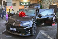 「ルノー5 E-Tech」は、サッカー1部リーグでも有名なフィレンツェ県エンポリのクリスマス市にも展示されていた。ドアが開放されていたこともあり、展示車のなかでもとりわけ大きな注目を浴びていた。