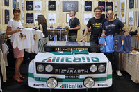 オリジナル・レースは往年の名車のサイドビューをモチーフとした商品を展開する。2023年春夏にはビーチ用トランクスも。