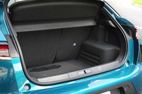 5人乗車時のラゲッジスペースの容量は350リッター。