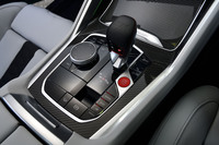 マイナーチェンジで他の「X6」が小さなツマミ式のシフトレバーに変更されたのに対して、「X6 Mコンペティション」のセンターコンソールには、従来型と同じく存在感のあるレバー式のシフトセレクターが配置される。