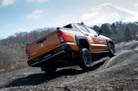 「SNOW」では2速発進がデフォルトとなったり、「SAND」「MUD」では泥をかくためにトラクションコントロールを弱めたり、「ROCK」ではブレーキLSDを素早く強力に利かせたりする。こうした制御の“振れ幅”が大きくなったのも、新型「トライトン」の特徴だ。