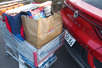 今回は控えめにしようと思っていたものの、いざ店内に入れば物欲に負け、カート一杯となった戦利品。果たしてこの量が「アルカナ」の荷室に収まるのか。