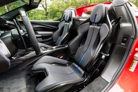 プレミアムブランドのモデルだけに、内外装の仕様は細かくオーダーが可能。試乗車の車内は各部がカーボンファイバーで仕上げられ、またカーボンファイバー製のシェルにパッドを貼った軽量・高剛性なセミバケットシートが装備されていた。