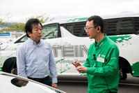 車種ごとの「EDFC」の取り付け可否について、テインのスタッフに理由を質問する筆者(写真左)。