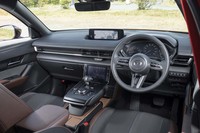 インテリアは、ドライバー中心の空間としながらも、水平基調のダッシュボードを採用するなど開放感も追求されている。