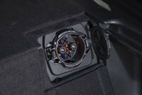 FCスタックで生成した電気やバッテリー内の電気は、普通充電にも用いるAC充給電口から取り出すことが可能。またトランク内にはCHAdeMO規格のDC給電口も設けられている。