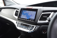 試乗車には、8インチディスプレイの純正ナビゲーションシステム(販売店オプション)が装着されていた。