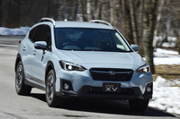 新プラットフォームの採用により、操舵応答性と操縦安定性を一段と高めた。写真の車両は「2.0i-S EyeSight」、ボディーカラーはクールグレーカーキ。