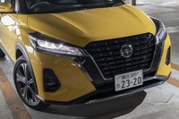 日産のデザインランゲージ「Vモーショングリル」は新世代に移行し、グリルとメッキパーツで二重のV字を描く「ダブルVモーション」に進化した。