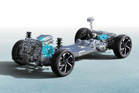 電動パワートレインについては、前にエンジンと2つのモーター(前輪用モーターとジェネレーター)を、後ろに後輪用モーターを搭載するという基本構造はそのままに、各構成要素を刷新もしくは大幅改良。動力性能、環境性能ともに大きく向上している。