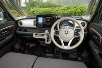 インストゥルメントパネルまわりは角のとれた柔らかい意匠が特徴。「ハイブリッドS/X」には光沢タイプの装飾パネルとカッパーゴールドのアクセントが用いられる。