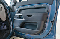 ボディー同色のドアインナーパネルに“ねじ止め”されたドアトリム。あえて道具感を強調した意匠となっている。