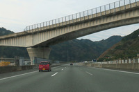 今回の法改正では、「レベル3」の自動運転装置は「高速道路の同一車線で、60km/h以下で走行していること」が作動条件となる。また、作動状態記録装置による記録も義務付けられる。