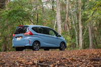 「クロスター」には新色の「シーグラスブルー・パール」(写真)と「プレミアムクリスタルオレンジ・メタリックII」を含む、全7色のボディーカラーが用意されている。