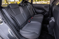 リアシートのバックレストには60:40の分割可倒機構が備わる。車体後部に向けてルーフが傾斜しているので、リアドアウィンドウは天地が狭く圧迫感がある。