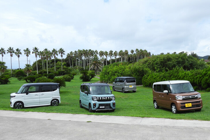 「スズキ・スペーシア」シリーズの各車。写真向かって左と中央奥が「スペーシア カスタム」、中央手前が新型「スペーシア ギア」、左が「スペーシア」。