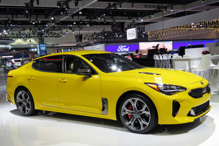 2017年のロサンゼルスショーより、webCGほったに衝撃を与えた「キア・スティンガーGT」。「BMW 3シリーズ」などと同じDセグメントに属する、ワイルドな5ドアモデルだった。