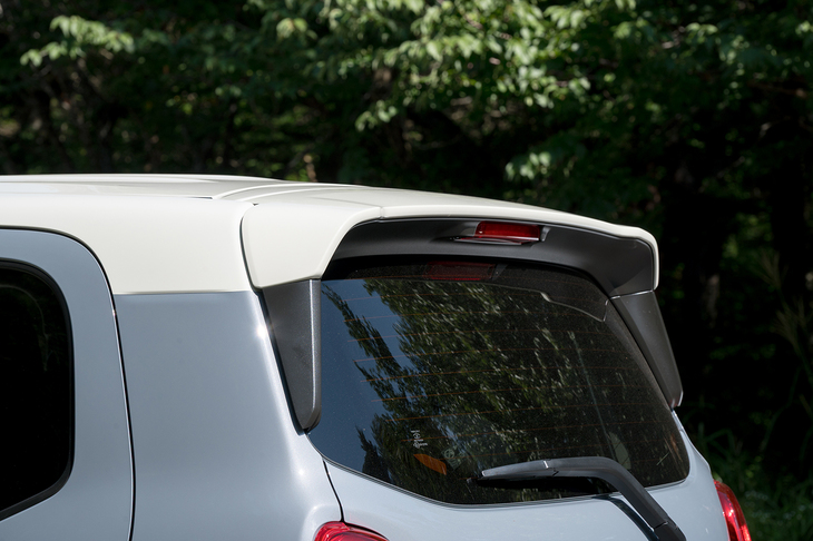 ルーフエンドにはスポイラーを追加装備。ボディーサイドまでカバーする本格的なスタイルだ。