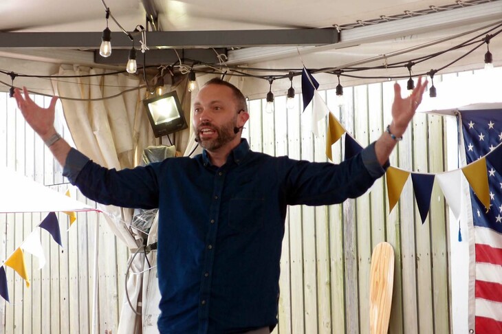 3代続くジープ愛好者であるステランティス上級副社長のビリー・ヘイズさんは、BBQに対するこだわりの強さと腕前のすごさゆえに、今回の試乗会でも本場のBBQをふるまうことを決意。自ら徹夜で仕込みに取り組んだ。「彼はステランティスのクルマを売ることよりも、BBQに真剣だ」と、ステランティス ジャパンCEOのポンタス・ヘグストロムさんも笑う。