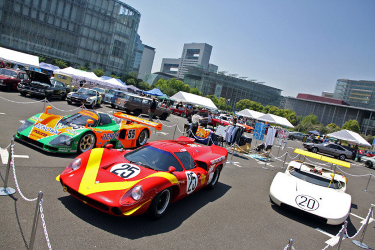 古い　バッドモービル 19台 バットモービルも走った！ 恒例の旧車イベント「東京ノスタルジック