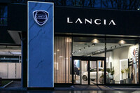 ランチアの公式フォトから。ひと足早く完成したショールームの外装。「LANCIA」のロゴも刷新されているのに注目。