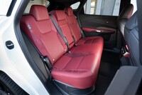 後席は電動リクライニング機能付き。前席と同様にヒーター&ベンチレーションが標準装備。