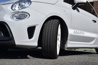 コンパクトなボディーサイズながら、最小回転半径は5.4mとDセグメントモデル並み。これは「フィアット500」よりも0.7m大きな数値となる。