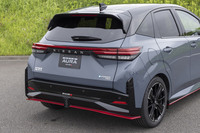 サイドにエアスプリッターが付いたリアバンパーも新しい。ディフューザーの底面積を拡大してダウンフォースの強化を図っている。