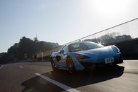 0-100km/h加速は3.2秒、最高速は328km/hという動力性能に見合うストッピングパワーを得るため、制動装置にはカーボンセラミックブレーキを採用。車速100km/hの状態から、32mの制動距離で完全に停止することができる。