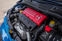 最高出力180PS/5500rpm、最大トルク250N・m/3000rpm(「スポーツ」モード時)を発生する1.4リッター直4 DOHCインタークーラーターボエンジン。赤いヘッドカバーはアバルト車に共通する意匠だ。