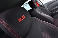 フロントシートのヘッドレストには「R.S.」のシグネチャーが赤文字で刺しゅうされている。