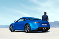 「アルピーヌA110」の車両本体価格と、推奨オプションを組み合わせた「エッセンシャルパッケージ」装着モデルの価格が変更される。