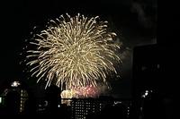 花火の撮影はとても難しい。もう花火を見ているのか撮影しているのか、どっちがメインなのかわからない状態になりました。(櫻井)