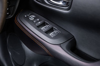 光が当たった瞬間に鮮やかに輝く色の変化が楽しめる「パール調プライムスムース」の内装フィニッシュは、「e:HEV」モデルにのみ採用される。