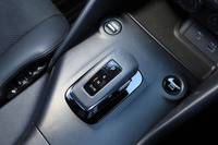 センターコンソールに配された、9段ATのシフトセレクター。その右前にはスタートスイッチが、左前には走行モードの切り替えスイッチが備わる。