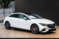 「EQE」のボディーサイズは全長×全幅×全高=4970×1905×1495mmで、まさに「Eクラス」相当のディメンション。エントリーモデルの「EQE350+」と高性能バージョンの「AMG EQE53 4MATIC+」をラインナップしている。