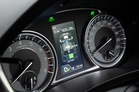 車両のハイブリッド化に合わせ、メーター内のディスプレイにはパワートレインの作動状態表示や、パワーフローメーターなどの画面を設定。メーターパネルには、EV走行を示す緑のインジケーターも追加された。