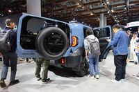 世界的に支持される「ランクル」の末弟とあって、「ランクル“FJ”」は海外からも注目されている。2025年後半のジャパンモビリティショーに出展された実車は、常に多くの外国人報道関係者に囲まれていた。