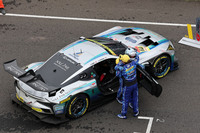 GT300クラスの勝利を喜ぶ、No.60 Syntium LMcorsa LC500 GTの2人のドライバー。予選トップからの完勝だった。