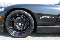 ウエット路面での定常円旋回で、すっかり汚れた「バイパー」のボディーと2011年製造の「ミシュラン・パイロットスポーツ」。このクルマで、このタイヤで、雨の日には絶対踏むまいと心に誓った。