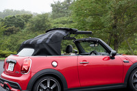 電動開閉式のソフトトップは、オーバーヘッドコンソールに備わるトグルタイプのスイッチで操作する。開閉に要する時間は18秒だ。