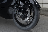 タイヤにはドライ/ウエットを問わず高いグリップ力を発揮する、専用設計の「ブリヂストン・バトラックス ハイパースポーツS22」を採用。新開発の7本スポークホイールも、接地感の向上に寄与している。