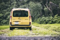 「カングー」の最低地上高は170mm。「エクステンデッドグリップ」と呼ばれる悪路に適した走行モードも用意されているため、未舗装路でも安心して運転できる。
