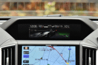 ダッシュボードの中央には、6.3インチのマルチファンクションディスプレイを搭載。運転支援システムの作動状況を含む、車両の状態が示される。(写真をクリックすると表示バリエーションが見られます)