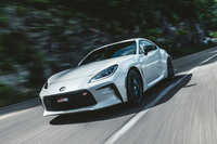 プロドライバーからのフィードバックを生かして「GRらしい走りの味」に磨きをかけたとうたわれる、改良型「トヨタGR86」。同モデルの“味”については、具体的に「ドライバーの意のままに操れる“手の内感”」「限界域でのリニアな応答、キビキビした走り」と説明されている。