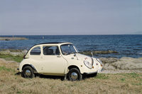 オープントップの「コンバーチブル」に積載性重視の「コマーシャル」、商用バンの「カスタム」と、さまざまなモデルがラインナップされた「スバル360」。1968年に「ホンダN360」が登場するまで、長らく販売台数ナンバーワンの座を守り続けた。写真はパワフルなエンジンを搭載したスポーティー仕様の「ヤングSS」。