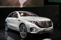 プロトタイプ時代の「メルセデス・ベンツEQC」。
ほった:「今となっては青いアクセントが“時代を感じさせるデザイン”になっちゃってますね」