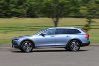 ホイールハウスの外周やサイドシルには、チャコールのモールが装着されている。サイドとリア、5面のダークティンテッドガラスは標準装備。